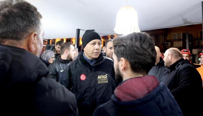 İçişleri Bakanı Ali Yerlikaya, Balıkesir'de deprem bölgesini ziyaret etti