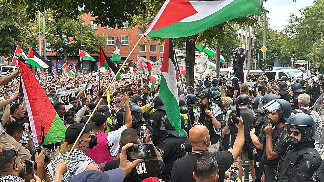 Berlin'de Filistin'e destek gösterisine yüzlerce kişi katıldı