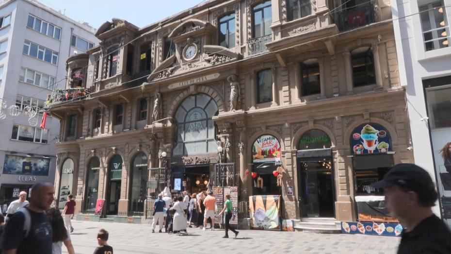 Çiçek Pasajı'nda Afiş ve Reklam Tartışması Gündemde