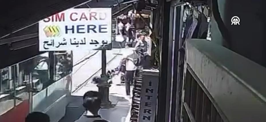 Yürekleri Ağza Getiren An: Bebek Arabası Tramvay Yoluna Devrildi