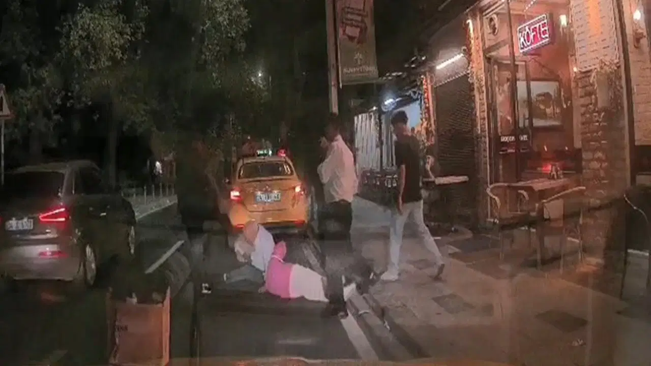 Taksi Takip Anları Kamerada: Ücret Anlaşmazlığı Sonrası Yolculara Şiddet Saldırısı