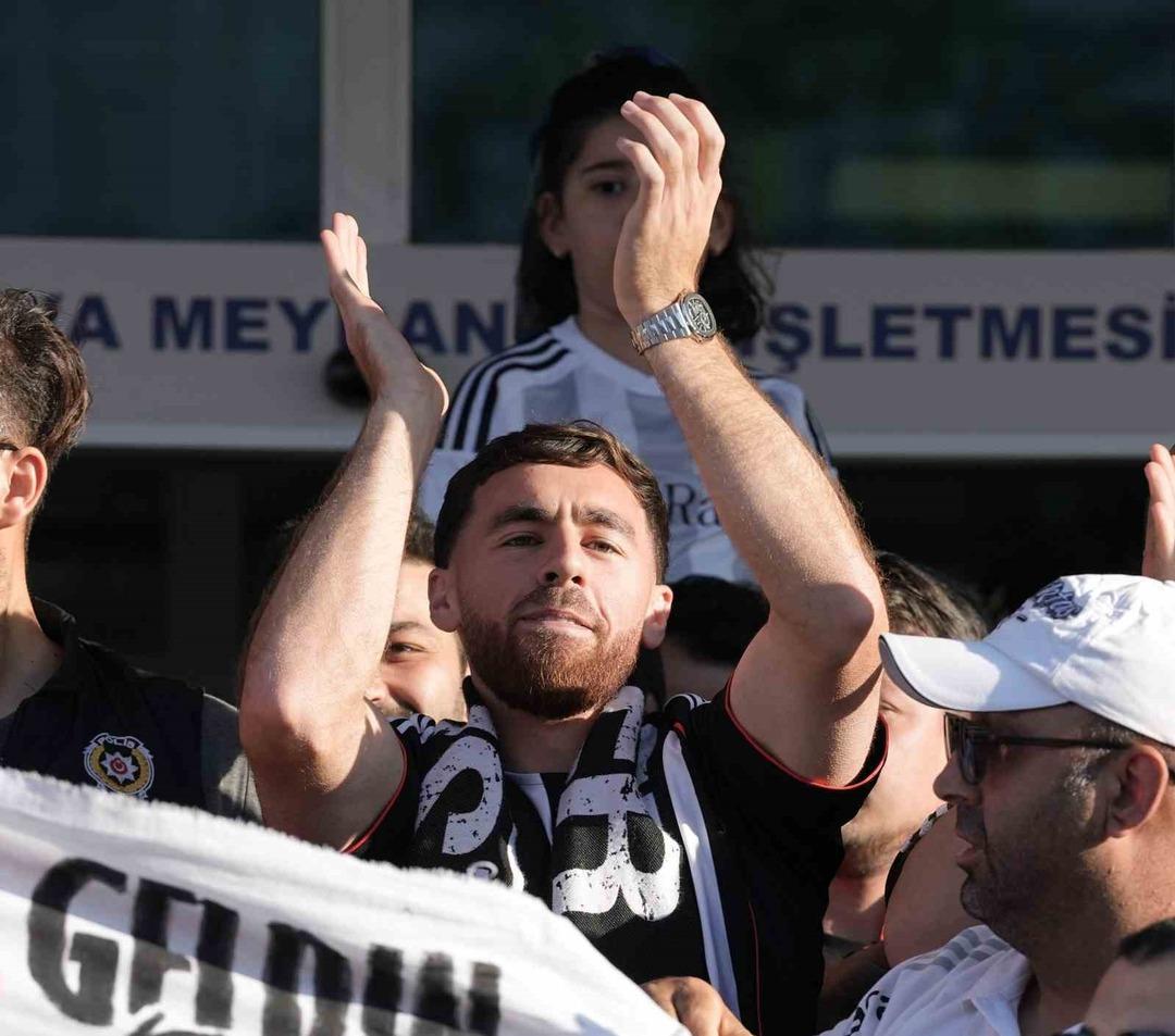 Türkiye'nin rekoru kırıldı Orkun Kökçü, Beşiktaş için İstanbul'a geldi, röportaj sırasında gözyaşlarını tutamadı