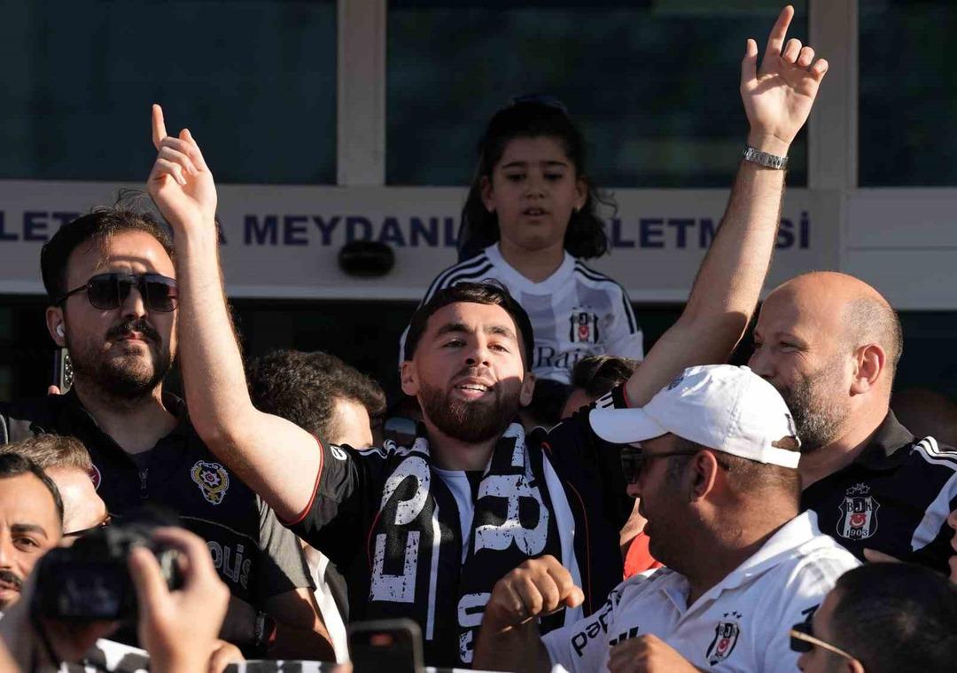 Türkiye'nin rekoru kırıldı Orkun Kökçü, Beşiktaş için İstanbul'a geldi, röportaj sırasında gözyaşlarını tutamadı 4 4