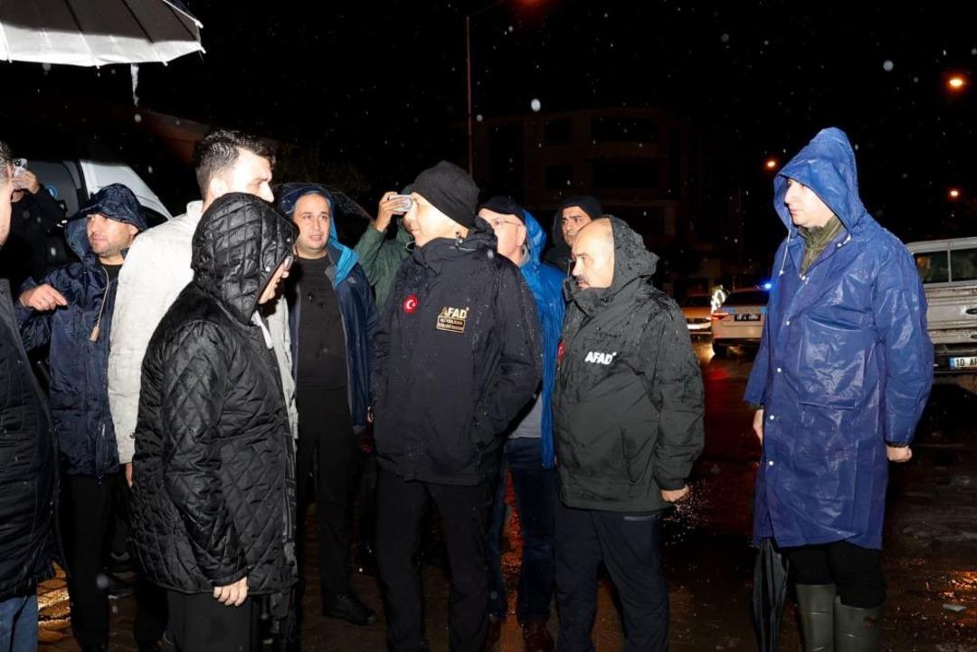 İçişleri Bakanı Ali Yerlikaya, Balıkesir'de depremin vurduğu bölgeyi ziyaret etti