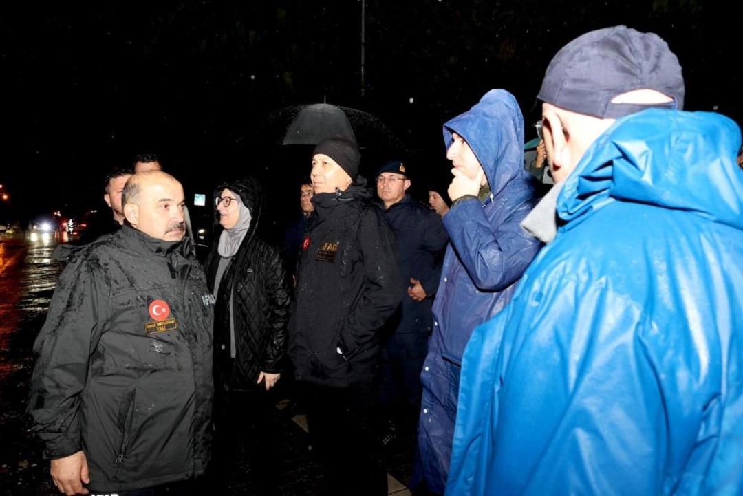 İçişleri Bakanı Ali Yerlikaya, Balıkesir'de depremin yaşandığı bölgeyi ziyaret etti