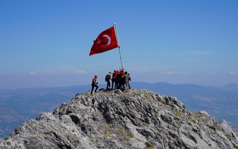 Spil'in Zirvesinde 15 Temmuz Anma Töreni ve Türk Bayrağı Gönder Çekimi