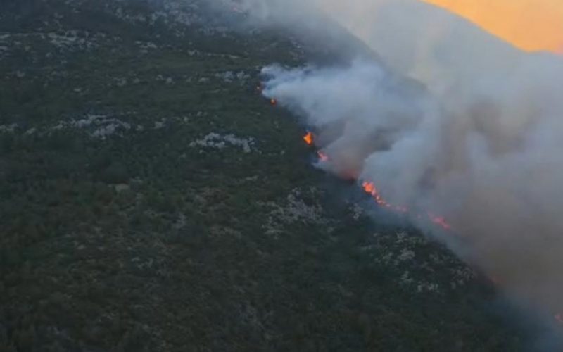 Antalya'nın Kaş İlçesinde Orman Yangını Kontrollü Müdahalelerle Mücadele Ediliyor