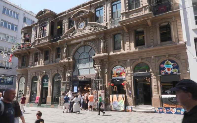 Çiçek Pasajı'nda Afiş ve Reklam Tartışması Gündemde