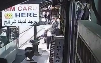 Yürekleri Ağza Getiren An: Bebek Arabası Tramvay Yoluna Devrildi