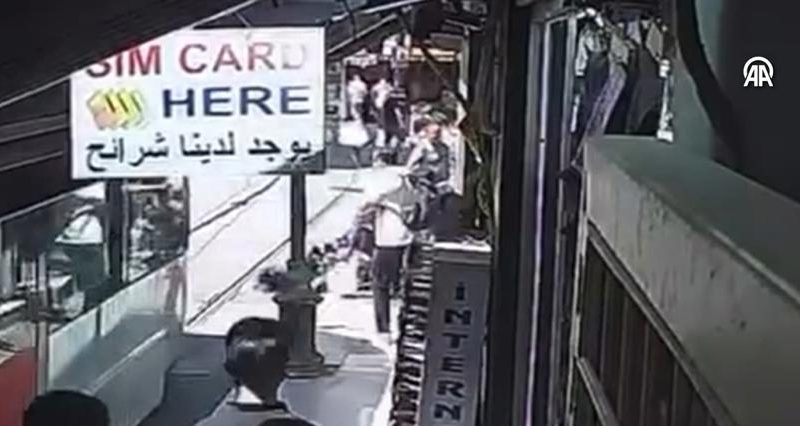 Yürekleri Ağza Getiren An: Bebek Arabası Tramvay Yoluna Devrildi
