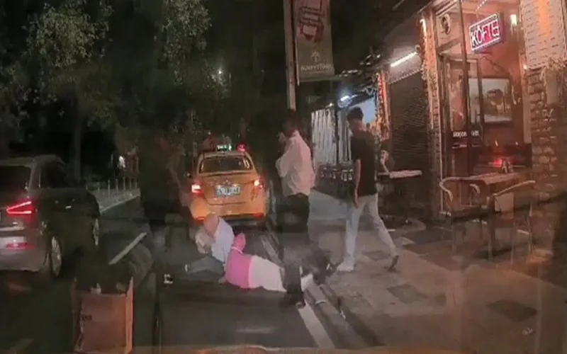 Taksi Takip Anları Kamerada: Ücret Anlaşmazlığı Sonrası Yolculara Şiddet Saldırısı