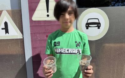 Çekirdek satarak harçlık biriktirdi, parasını ve annesine aldığı hediyeyi çalıp gittiler