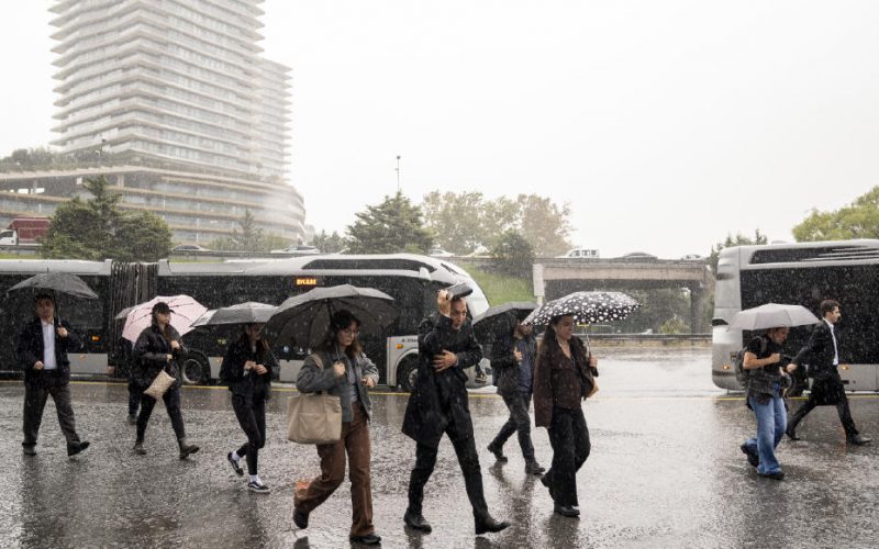 İstanbul ve Çevre Şehirlerde Kuvvetli Rüzgar ve Sağanak Uyarısı Yapıldı